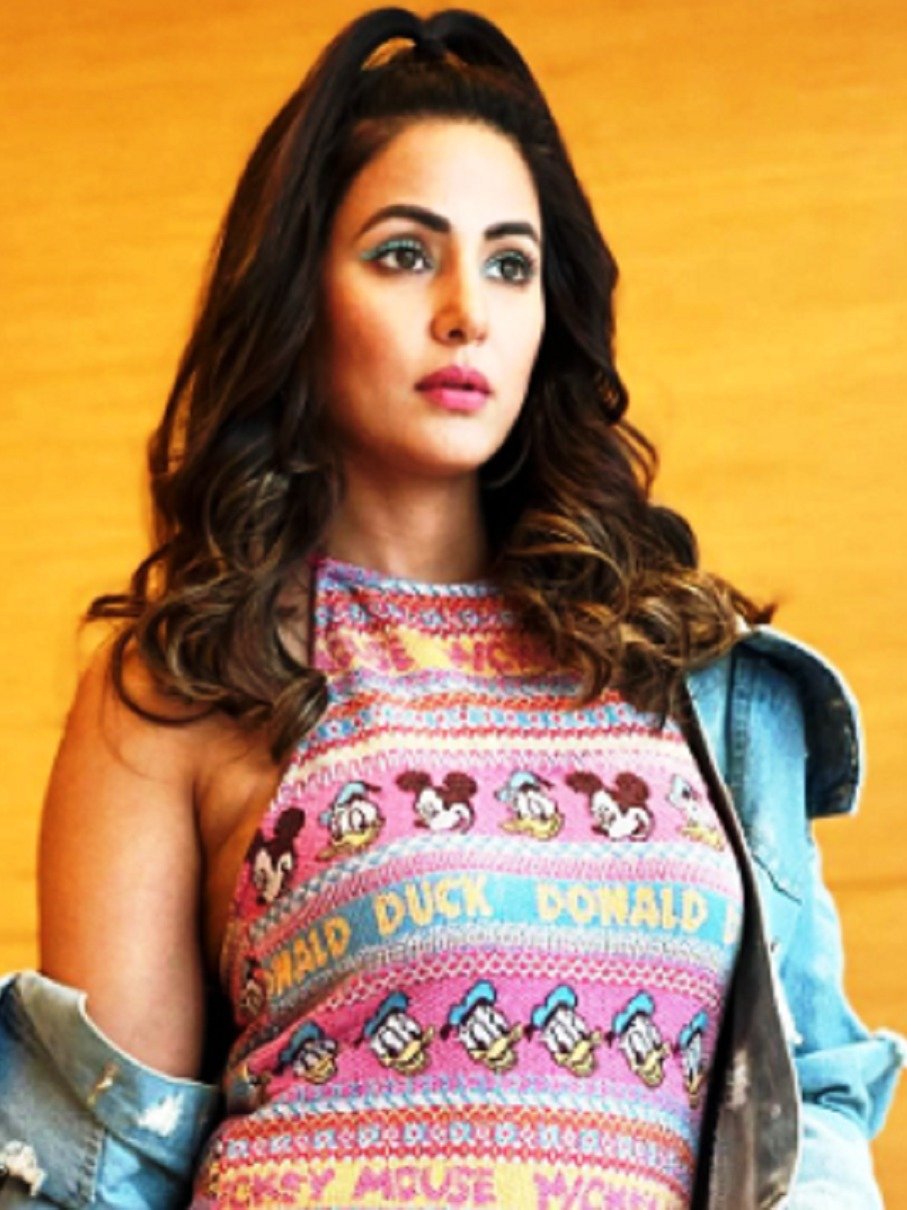 प्रिंटेड ड्रेस संग डेनिम जैकेट में हिना का स्टनिंग लुक