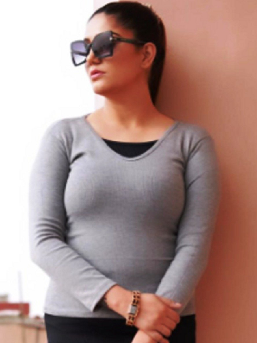 मॉर्डन लुक में सपना ने दिखाया दबंग अंदाज