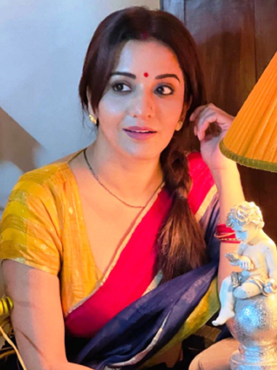 सिंपल-सोबर लुक में मोनालिसा, देखें तस्वीरें