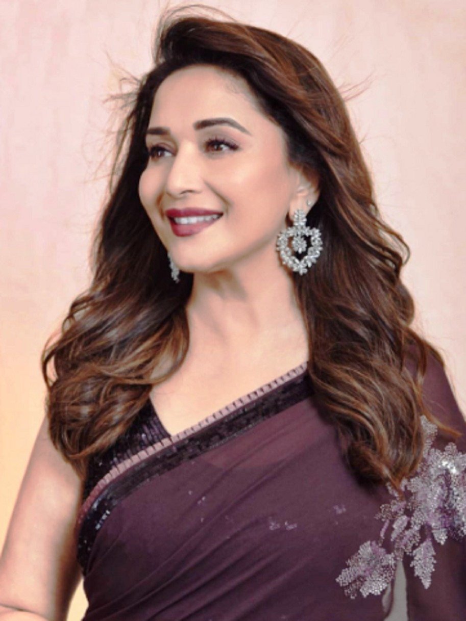 ब्लैक साड़ी में माधुरी की अदाएं देख फैंस हुए दीवाने