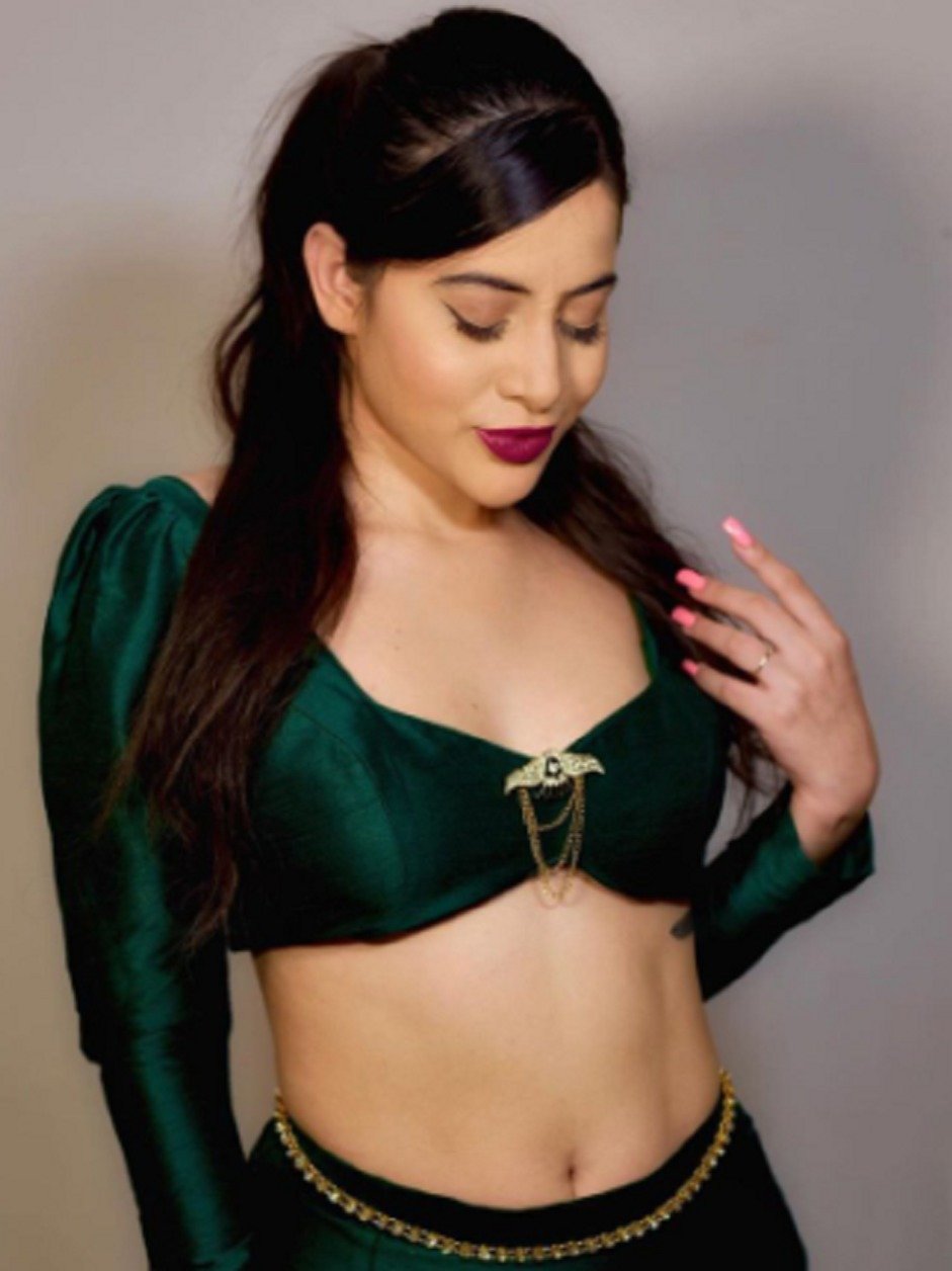 मिनी स्कर्ट संग क्रॉप टॉप में उर्फी, देखें स्टनिंग तस्वीरें