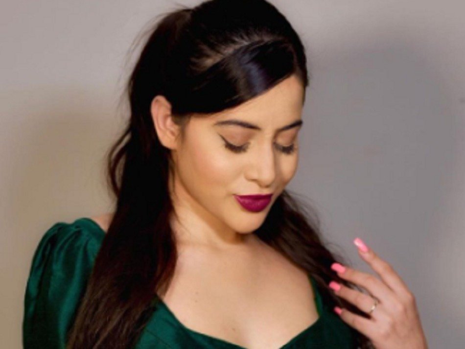 मिनी स्कर्ट संग क्रॉप टॉप में उर्फी, देखें स्टनिंग तस्वीरें