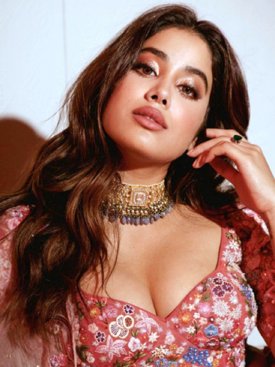 प्रिंटेड लहंगे में जाह्नवी कपूर, दिए शानदार पोज