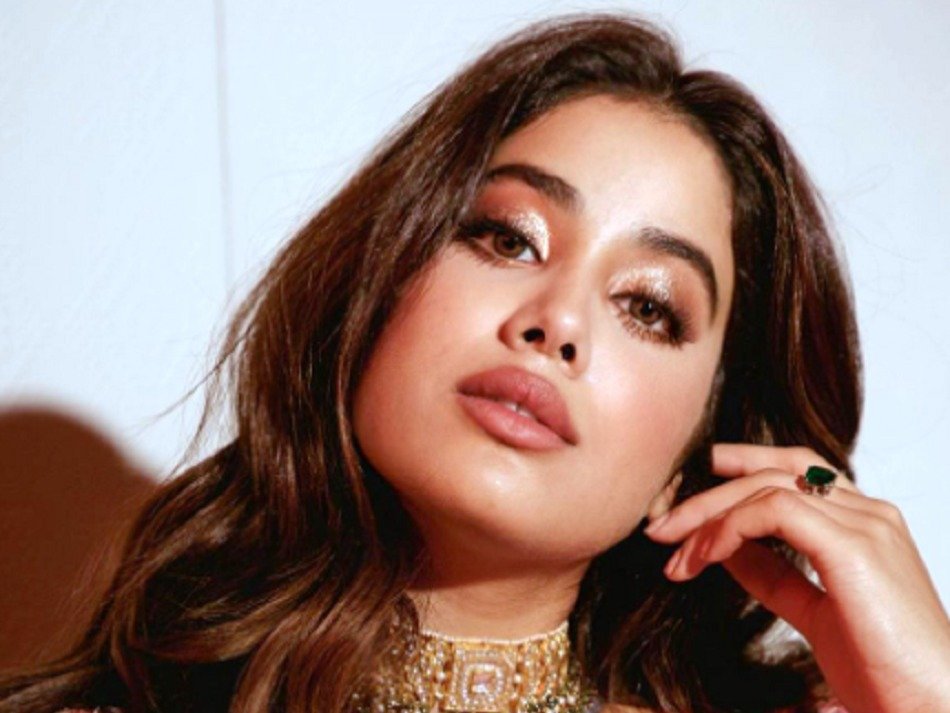 प्रिंटेड लहंगे में जाह्नवी कपूर, दिए शानदार पोज