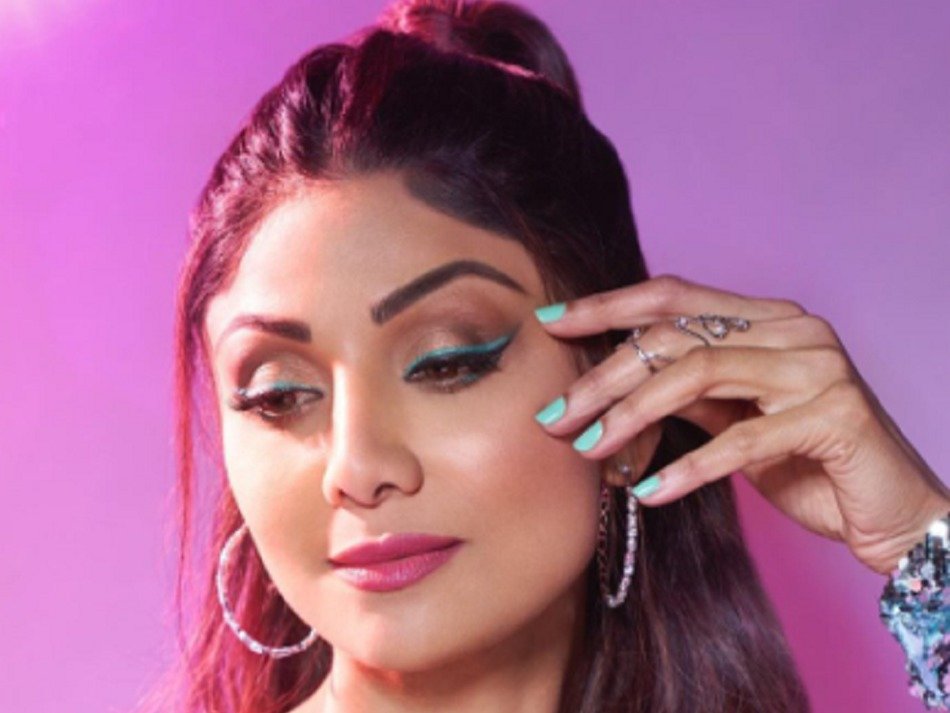 एलिस ब्लू शिमरी ड्रेस में शिल्पा का ग्लैमरस लुक 