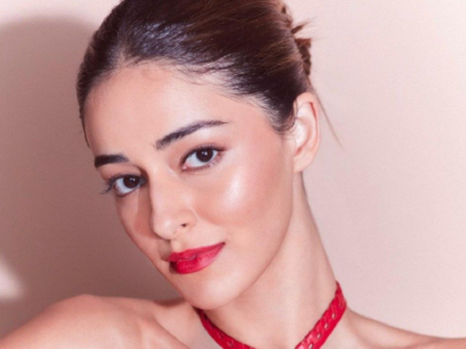 रेड रफल ड्रेस में अनन्या की कातिलाना अदाएं