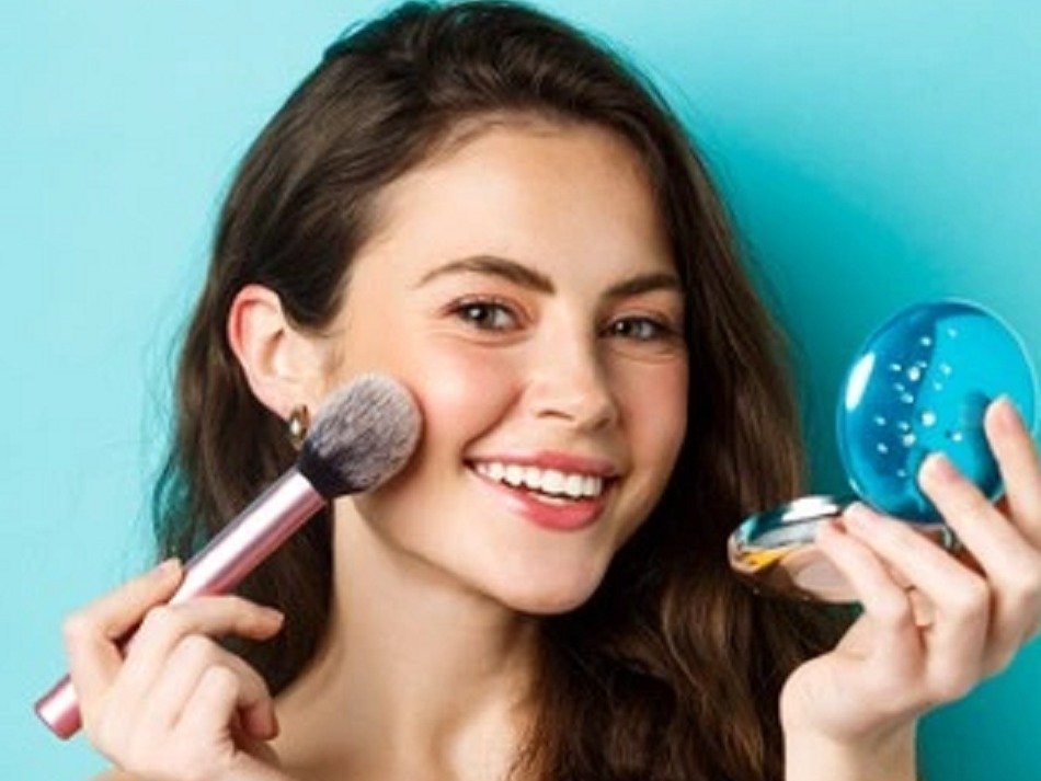 खुद कर रही हैं मेकअप? फॉलो करें ये टिप्स