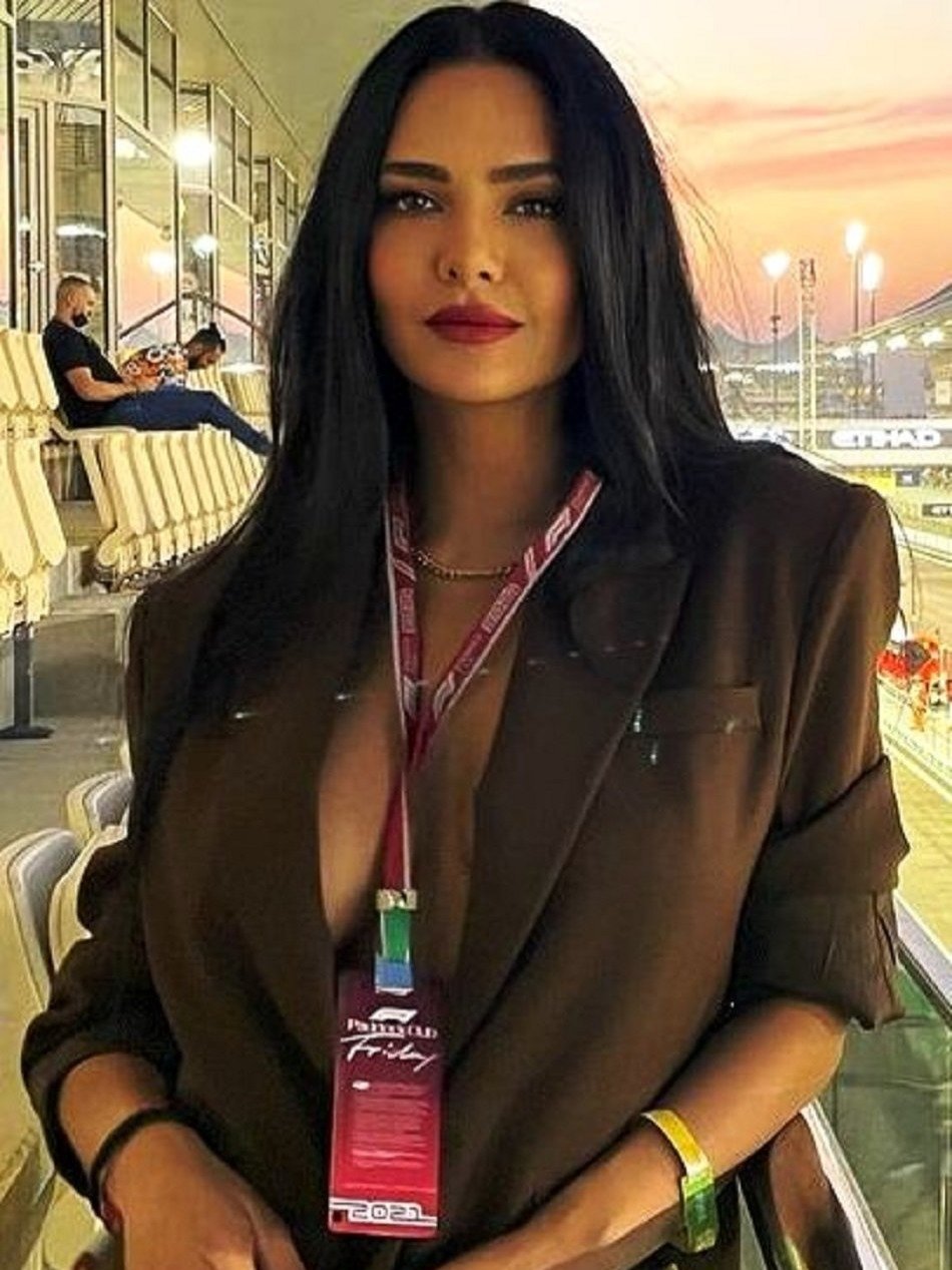 'बहुत गर्मी है', ईशा की ब्रालेस फोटोज़ पर कमेंट