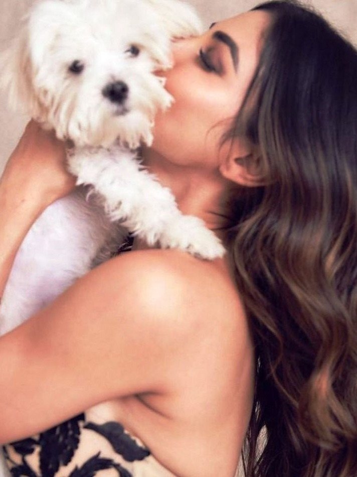 एक्ट्रेस मौनी रॉय ने 'थियो' पर यूं लुटाया प्यार