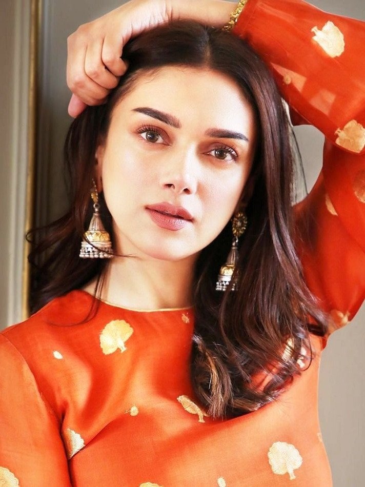 इन बॉलीवुड स्टार्स का शाही परिवार से है कनेक्शन