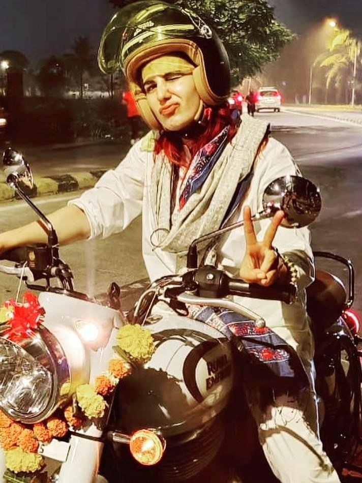 एक्ट्रेस कीर्ति कुल्हारी ने बुलेट पर यूं दिखाया स्वैग