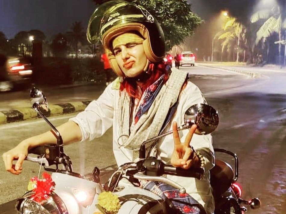 एक्ट्रेस कीर्ति कुल्हारी ने बुलेट पर यूं दिखाया स्वैग