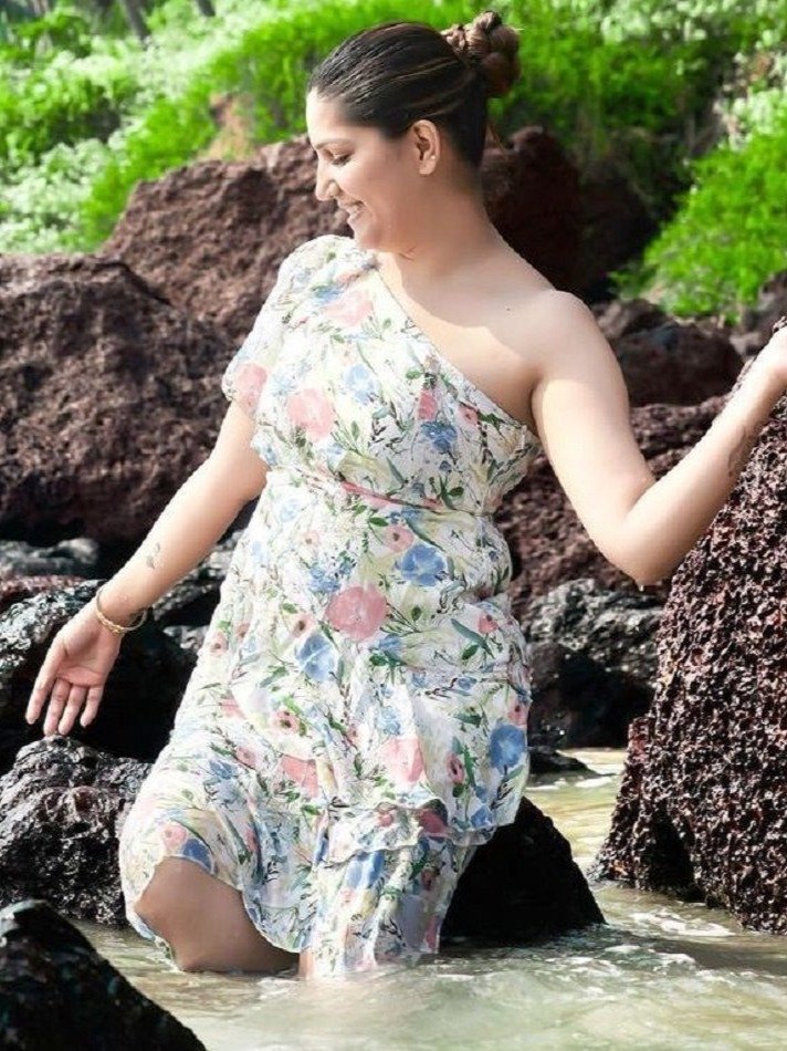 वेस्टर्न ड्रेस में सपना, बीच पर दिखाए डांस मूव्स