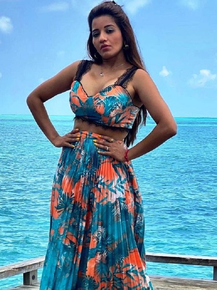 मोनालिसा ने समंदर किनारे यूं दिए ग्लैमरस पोज