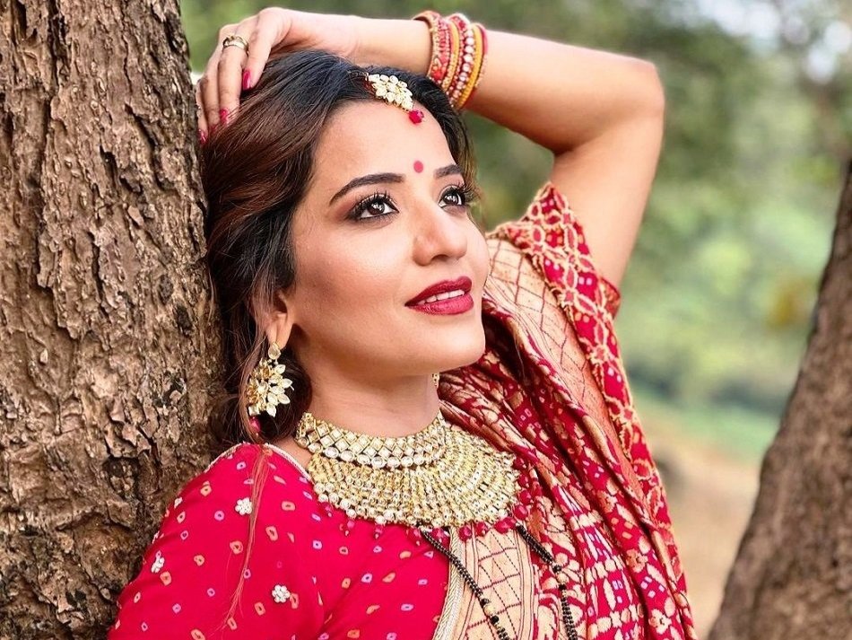 2021:  मोनालिसा ने साड़ी लुक में यूं मचाया धमाल