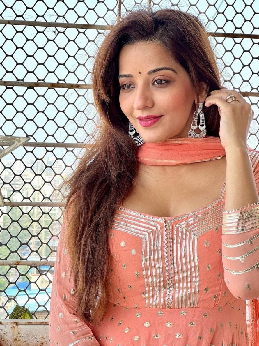 मोनालिसा का एथनिक लुक, सूट में ढाया कहर