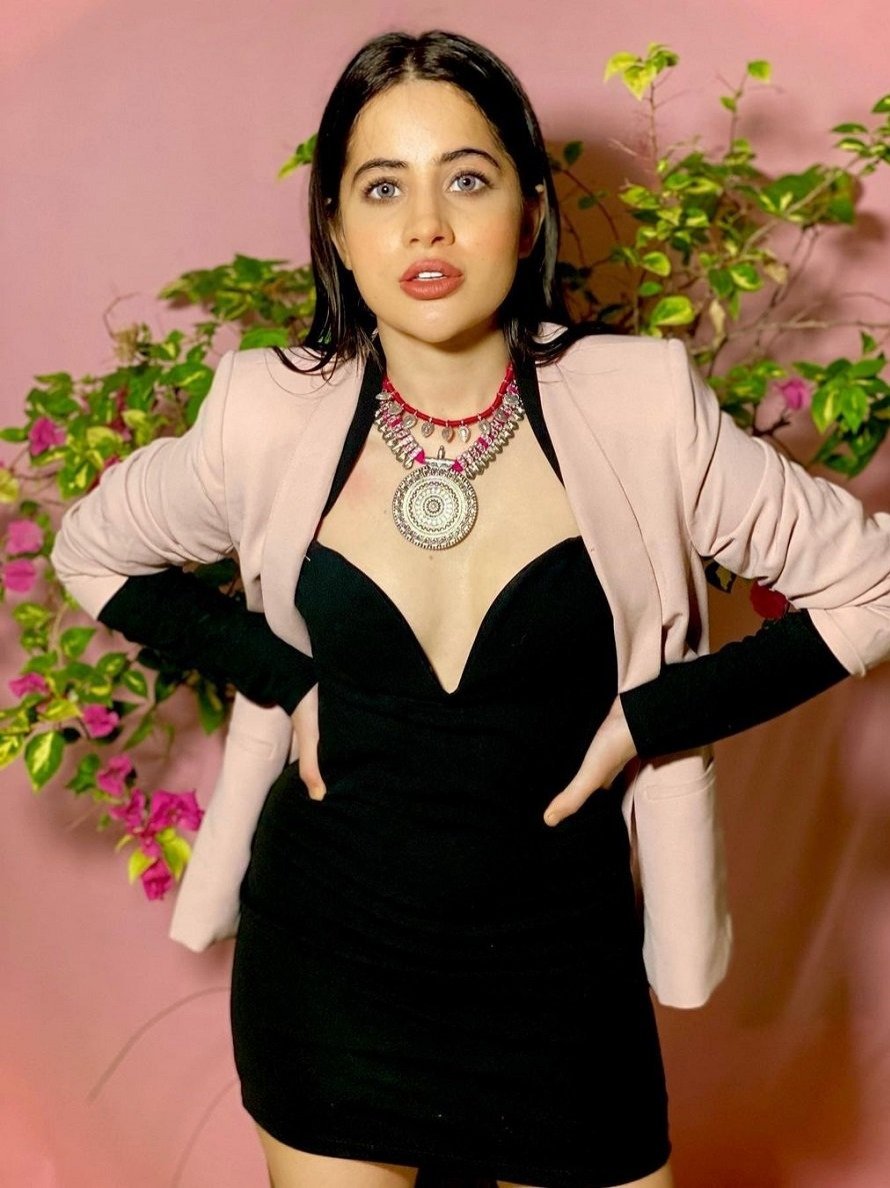 उर्फी ने दिखाया कर्वी फिगर, देखें न्यू ईयर लुक