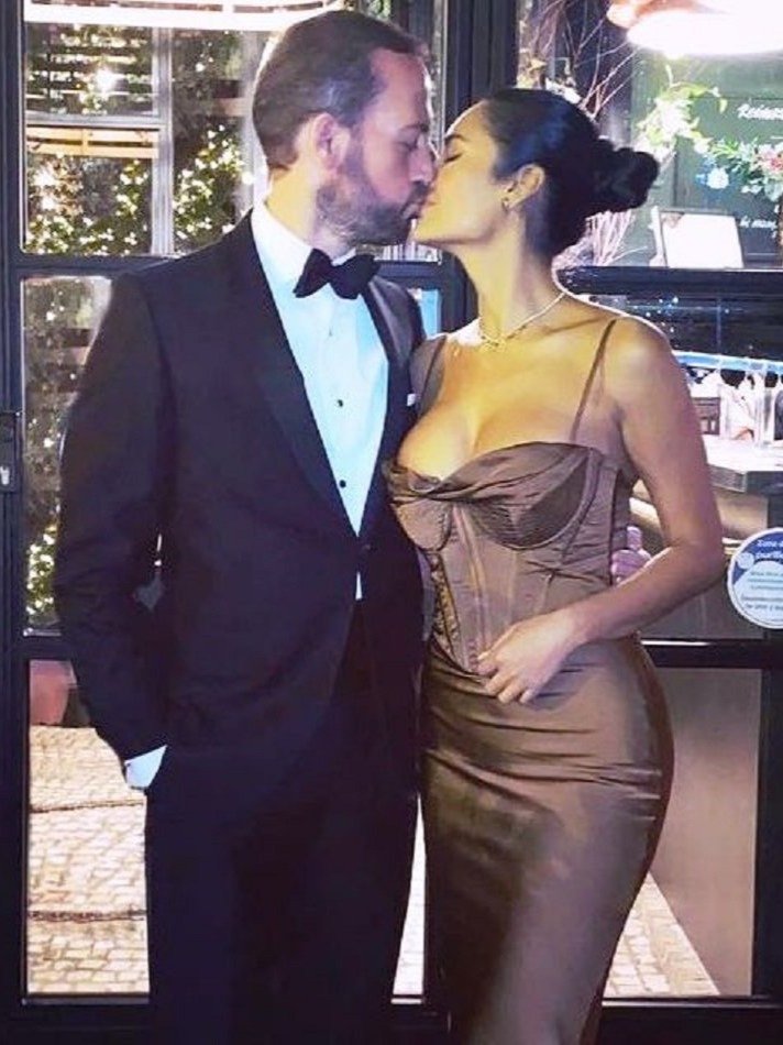 बॉयफ्रेंड संग ईशा गुप्ता का लिपलॉक, देखें रोमांटिक अंदाज 