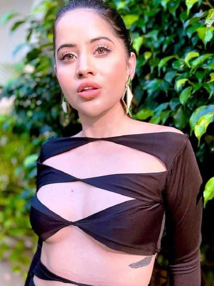 कट-आउट थाई हाई स्लिट ड्रेस में उर्फी, पूछा-Whose sexy? 