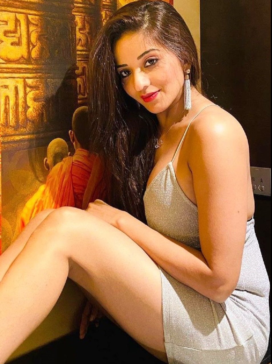 मोनालिसा ने वन पीस ड्रेस में फ्लॉन्ट किए टोन्ड लेग्स