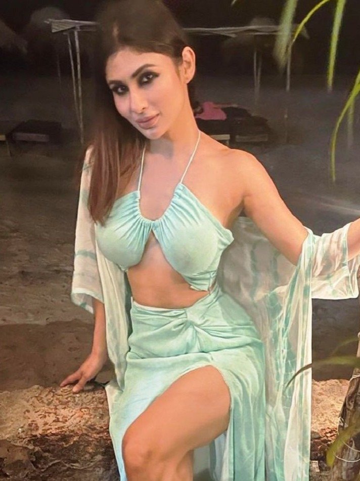 थाई हाई स्लिट ड्रेस में मौनी ने लगाया ग्लैमर का तड़का