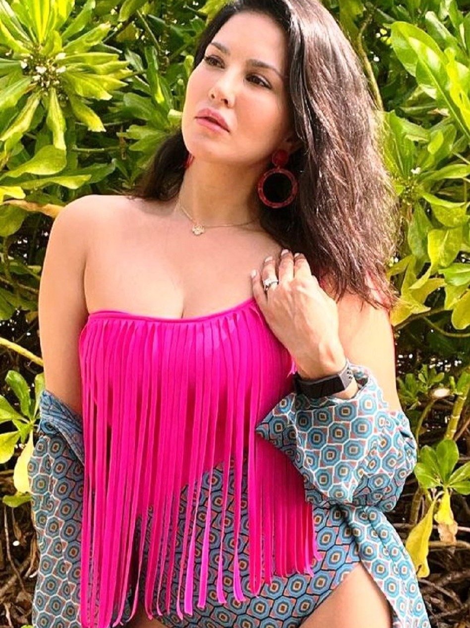 सनी लियोनी ने मोनोकिनी में दिखाया हुस्न का जलवा