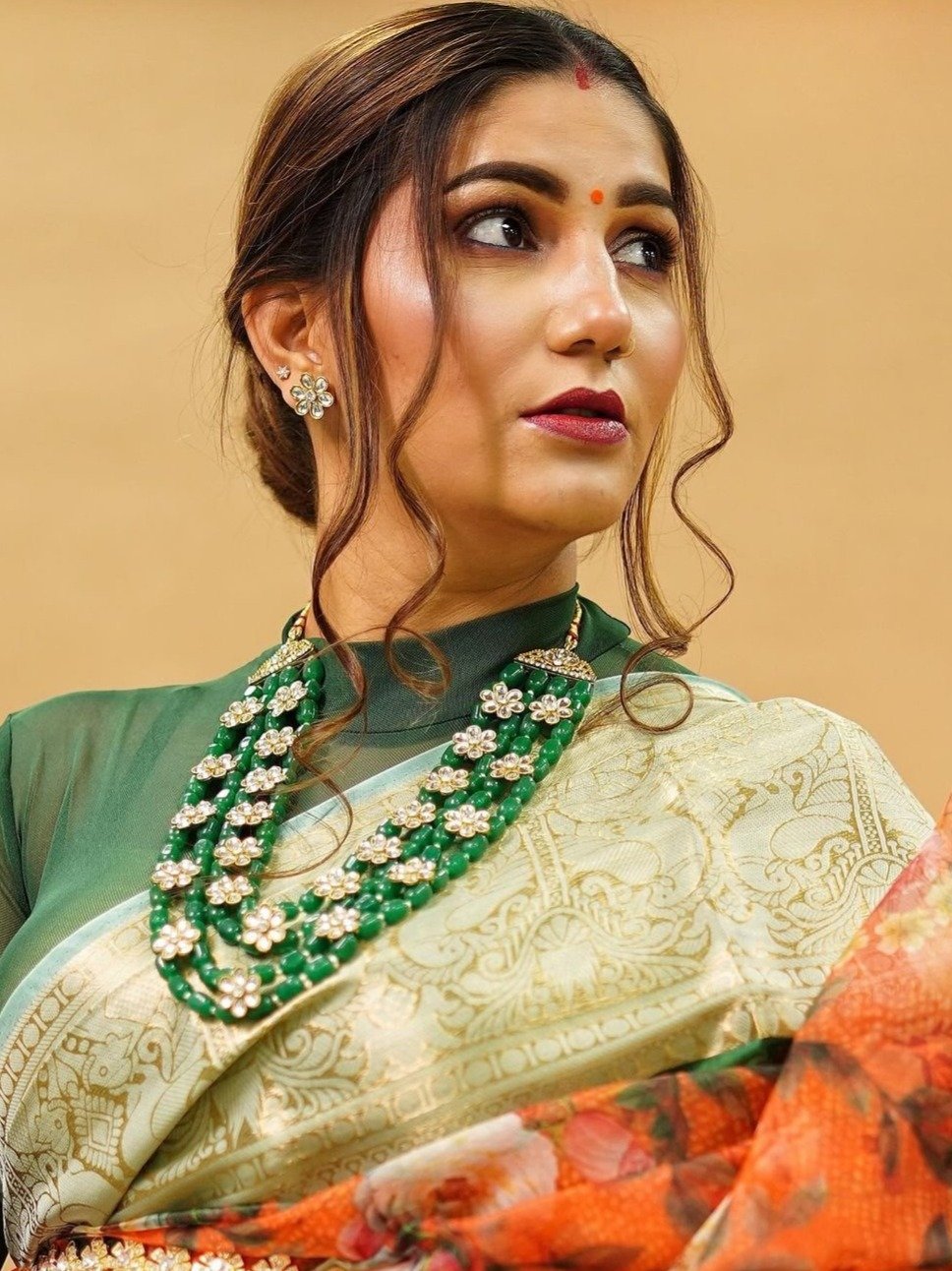 सपना ने कमर पर तगड़ी बांध साड़ी में यूं दिखाईं अदाएं