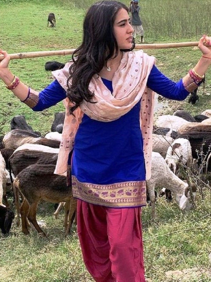 बकरियां क्यों चरा रही हैं बॉलीवुड एक्ट्रेस सारा अली?