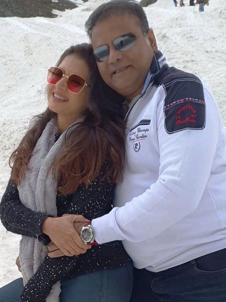 पति संग पहाड़ों पर भाग्यश्री का रोमांस, देखें तस्वीरें