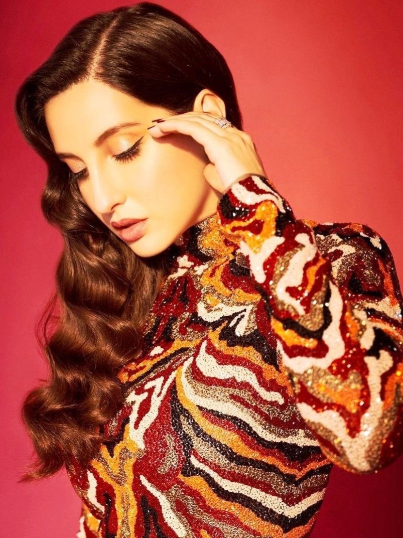 टाइगर प्रिंट बॉडीकॉन ड्रेस में नोरा की अदाएं