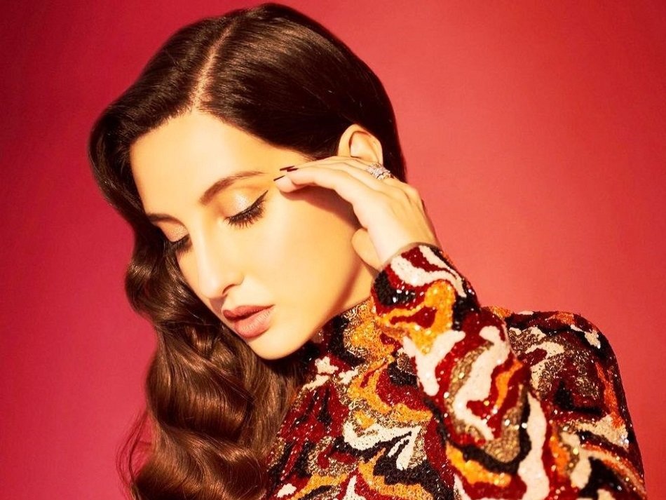 टाइगर प्रिंट बॉडीकॉन ड्रेस में नोरा की अदाएं