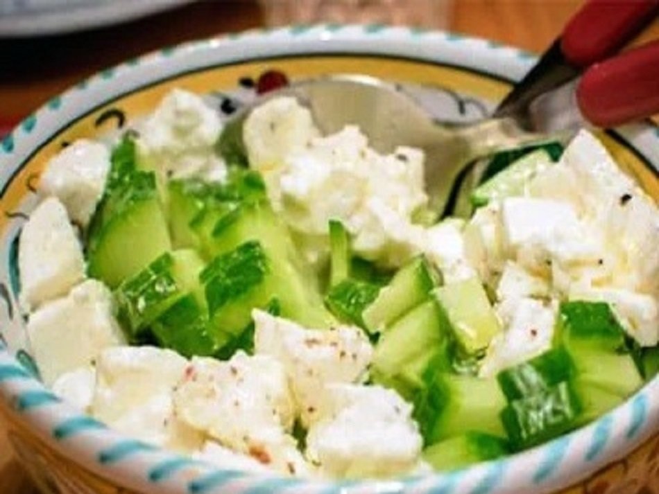ऐसे बनाएं स्वाद से भरपूर पनीर और खीरे की सलाद