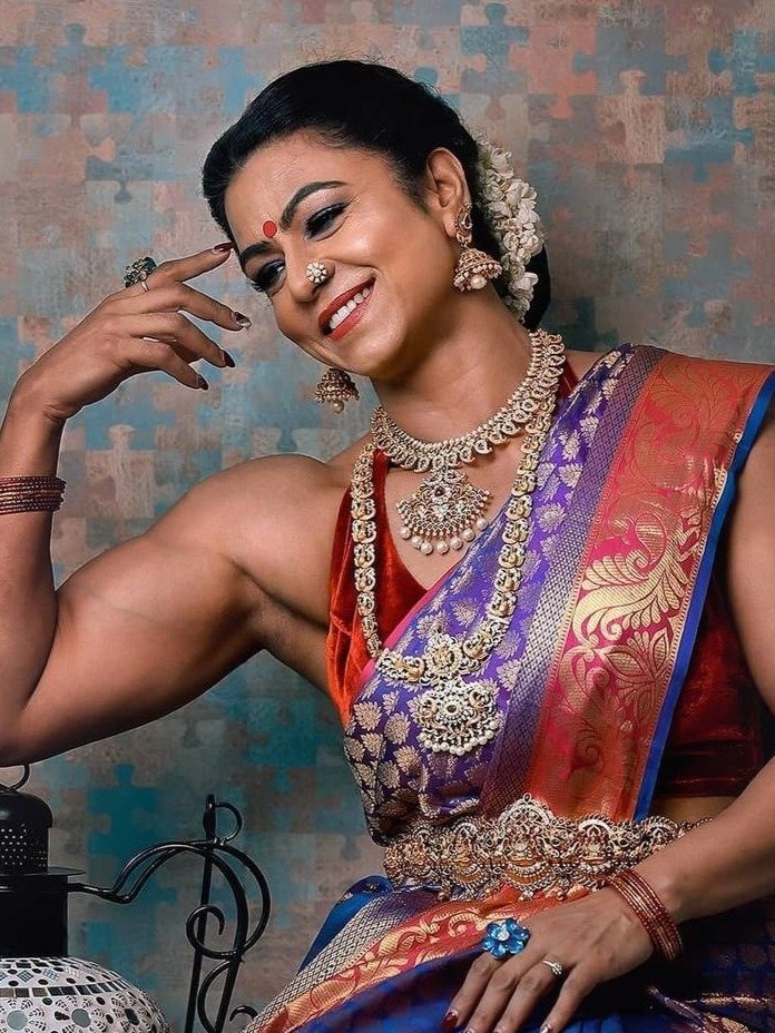 গৃহবধূ থেকে জিম ট্রেনার! ৪৭ বছর বয়সে ৬ প্যাক অ্যাবস