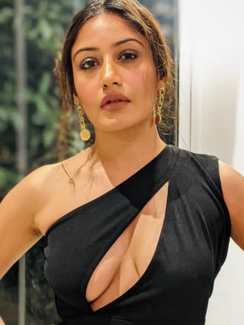 ब्लैक ड्रेस में सुरभि का बोल्ड अवतार देखा आपने?  