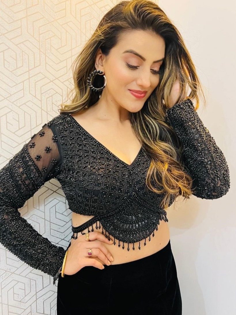 बेडरूम में अक्षरा का ग्लैमरस लुक, बिस्तर पर यूं दिए पोज!