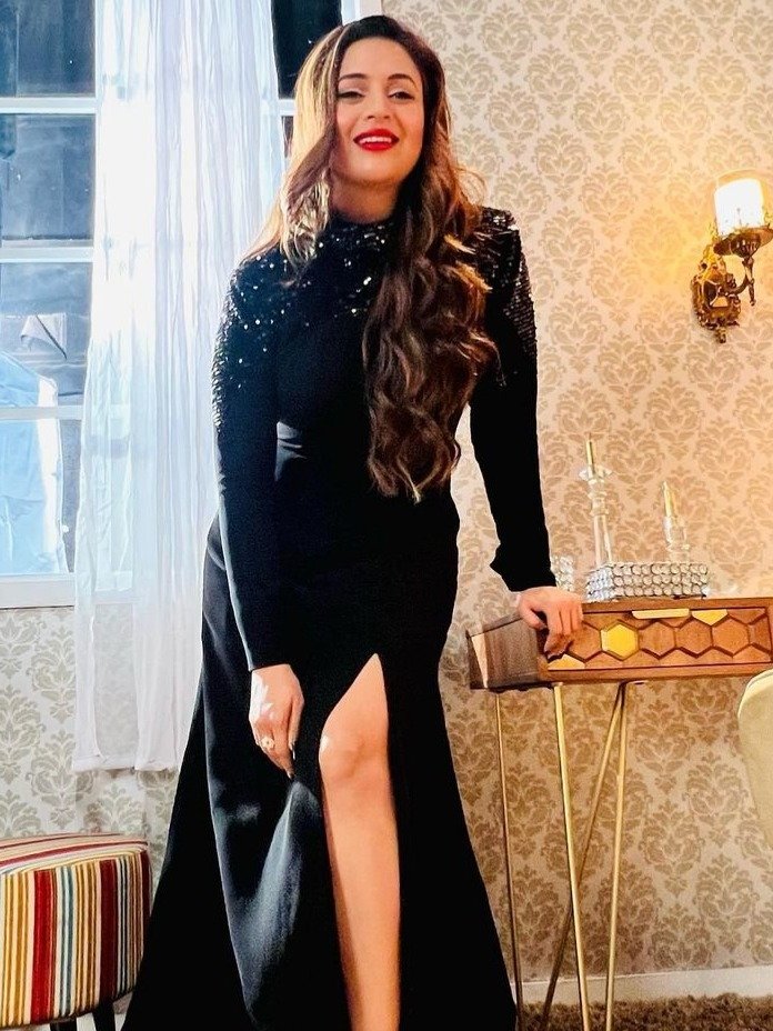 दिव्यांका ने हाई स्लिट ड्रेस में दिखाए डांस मूव्स