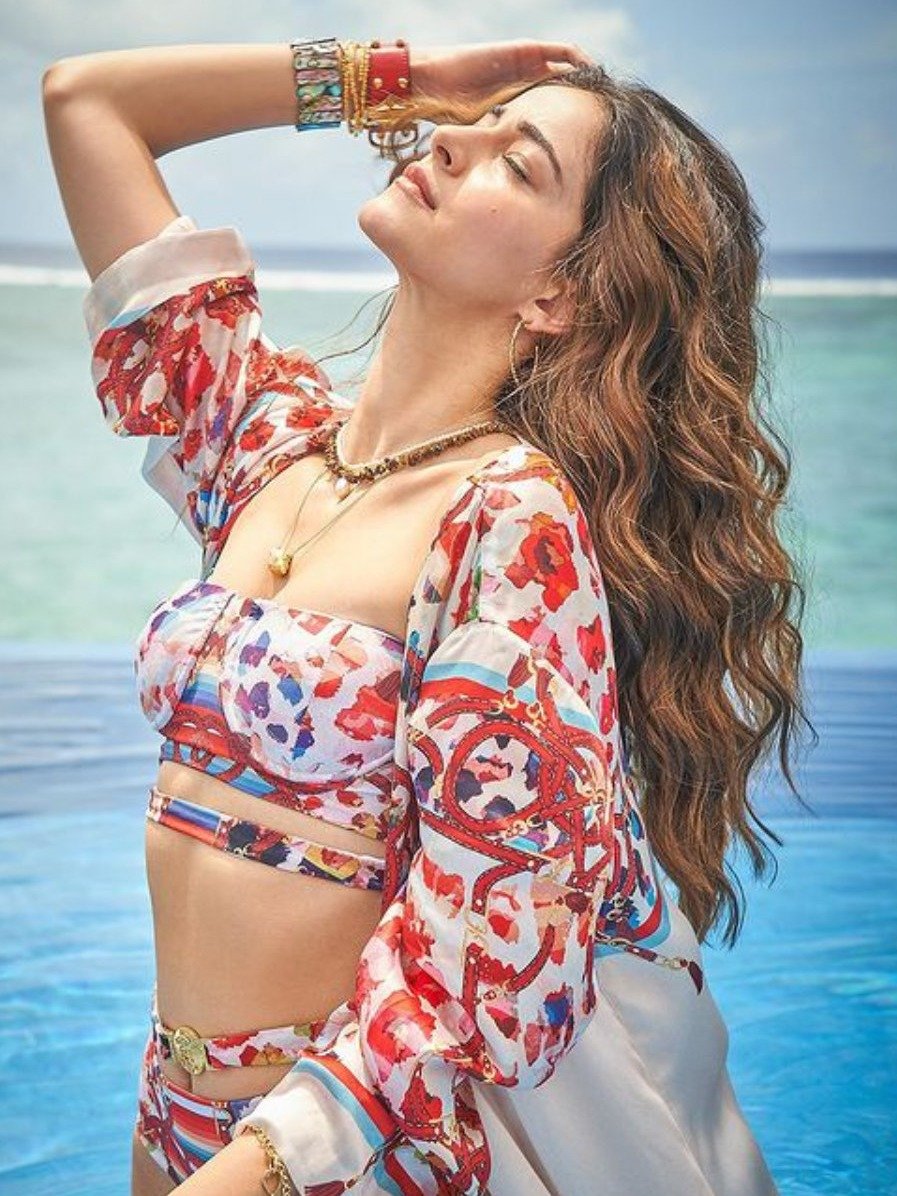 ছোট পোশাকে   OOPS মোমেন্ট অনন্যার!