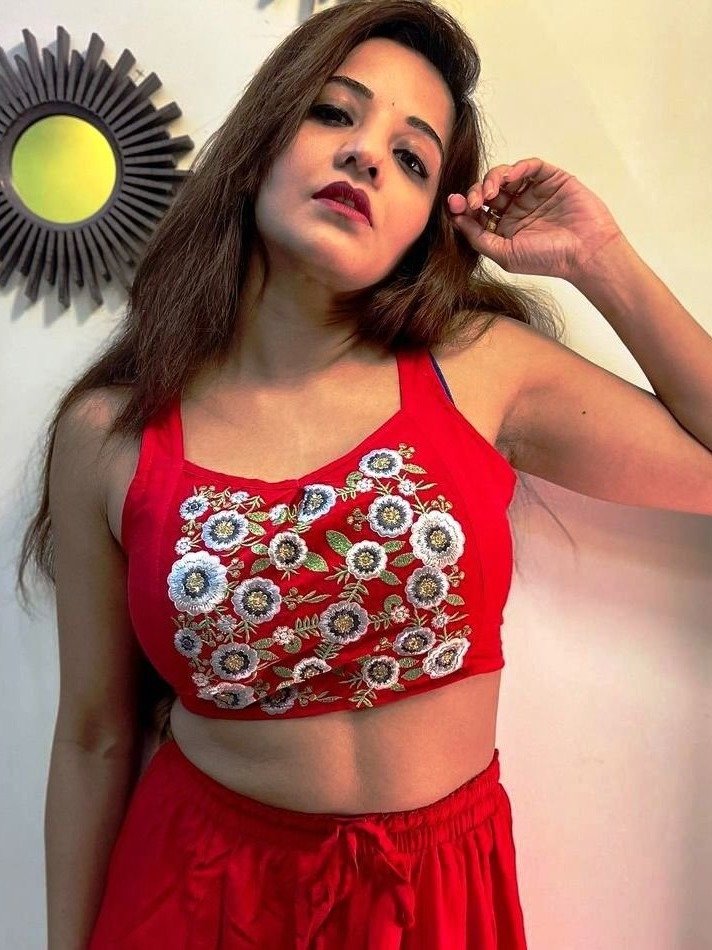 रेड ड्रेस में मोनालिसा ने यूं दिखाया ग्लैमरस अवतार 