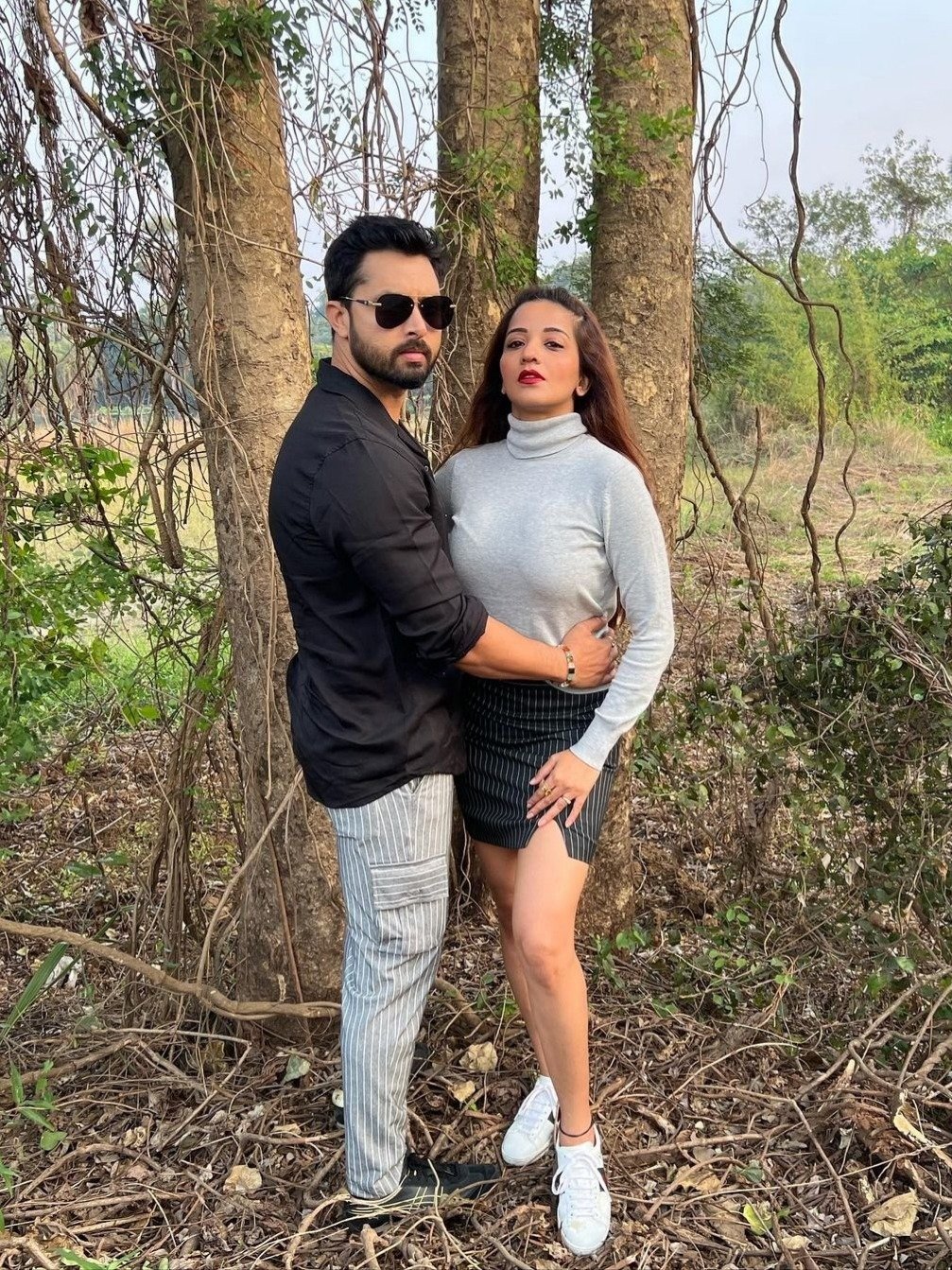 मोनालिसा ने 'कच्चा बादाम' सॉन्ग पर पति संग लगाए ठुमके