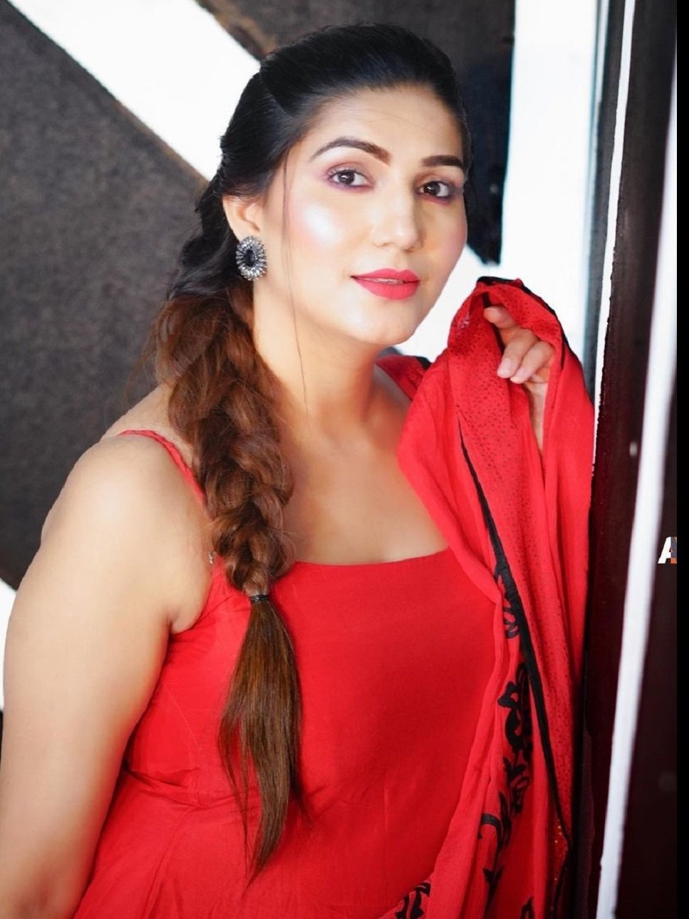 बंगाली गाने पर सपना ने दिखाए हरियाणवी डांस मूव्ज