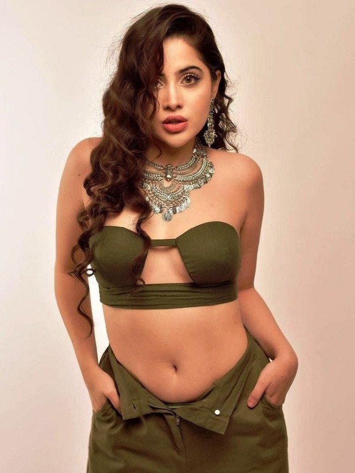 उर्फी ने खोला पैंट का बटन! देखें क्या कहा