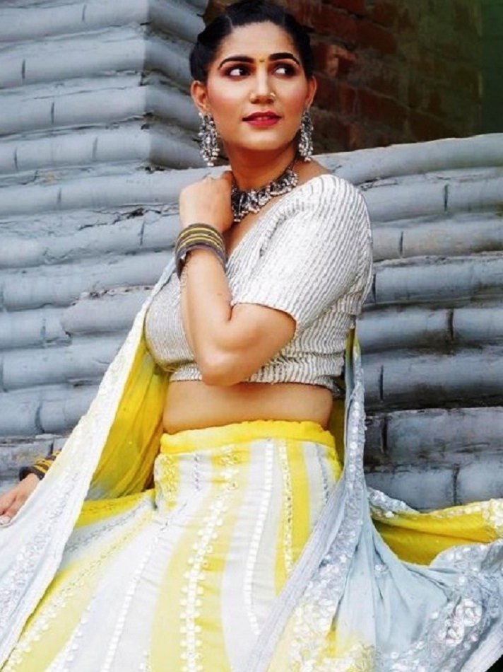 सपना चौधरी ने की घुड़सवारी, देखें देसी अंदाज