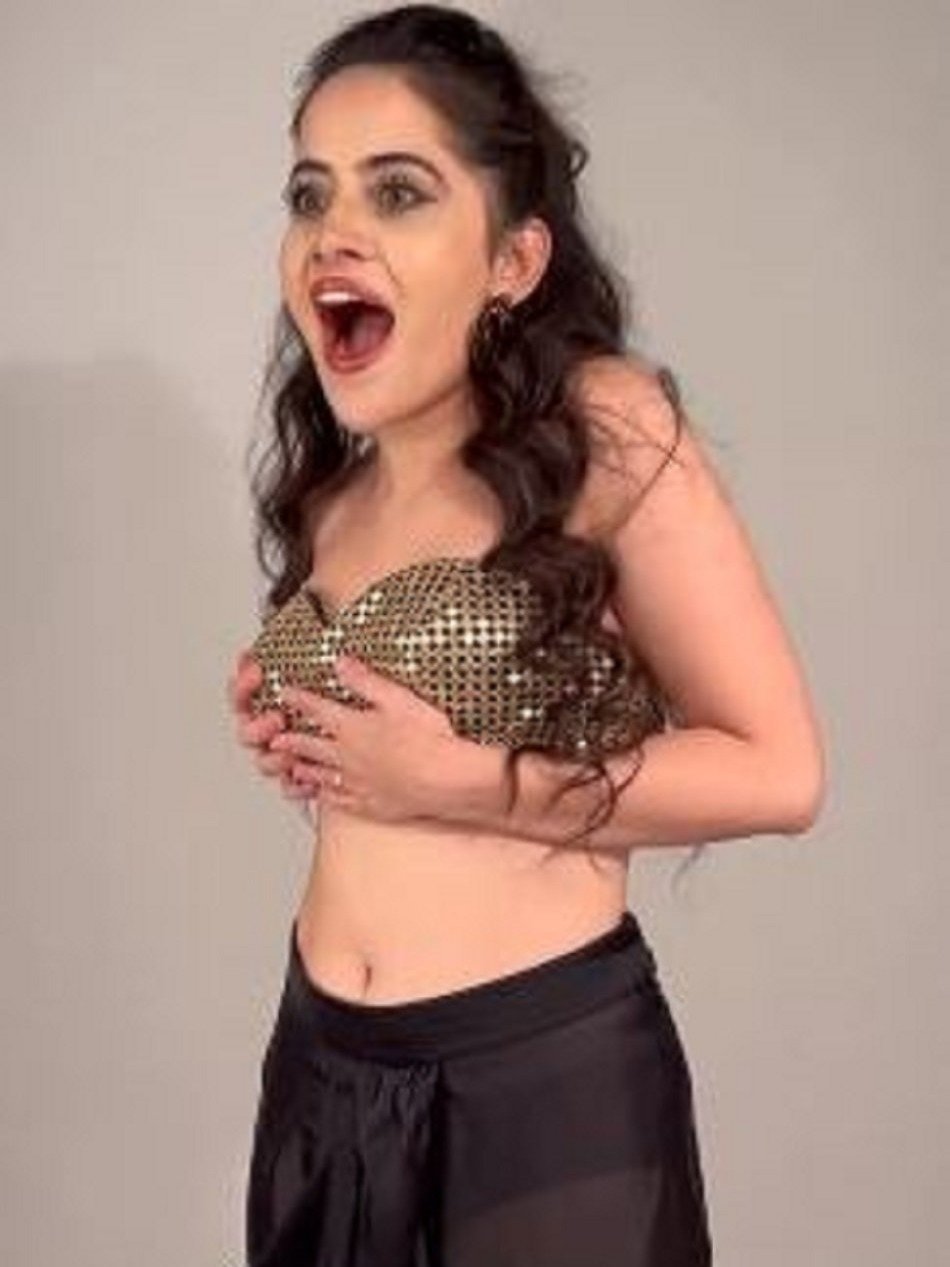 जब डांस करते हुए खिसका उर्फी जावेद का टॉप!   