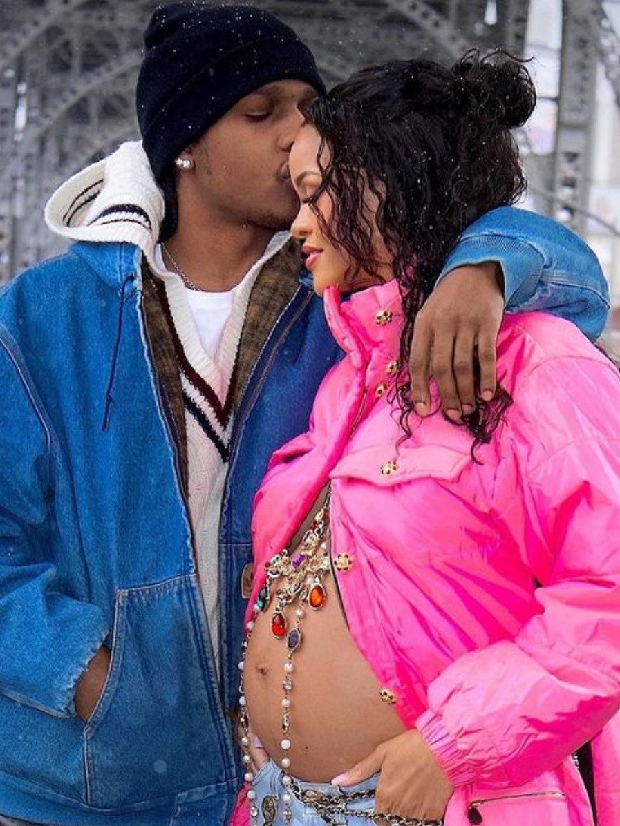 উন্মুক্ত বেবিবাম্প, প্রেমিককে নিয়ে প্রকাশ্যে রিহানা