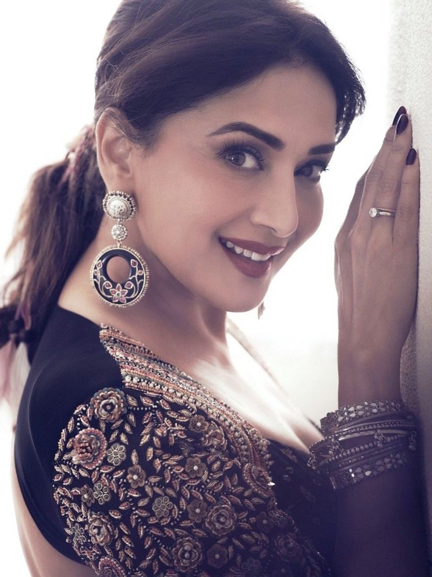 माधुरी दीक्षित का ब्राइडल लुक, देखें रॉयल वीडियो