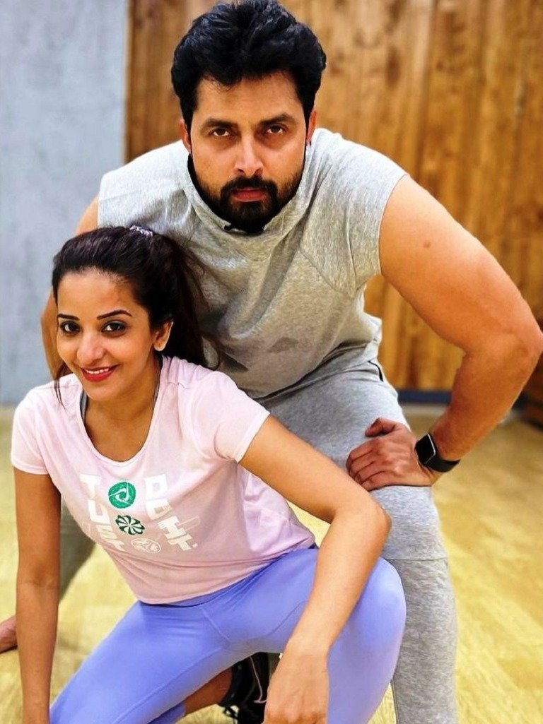 पति के साथ मोनालिसा की मस्ती, यूं दिए ग्लैमरस पोज