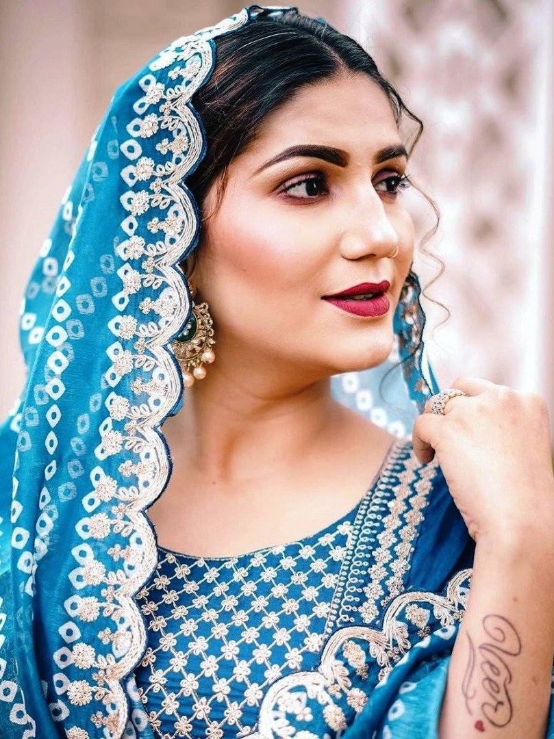 देसी अंदाज में सपना, सिर पर मटकी रख यूं दिए पोज