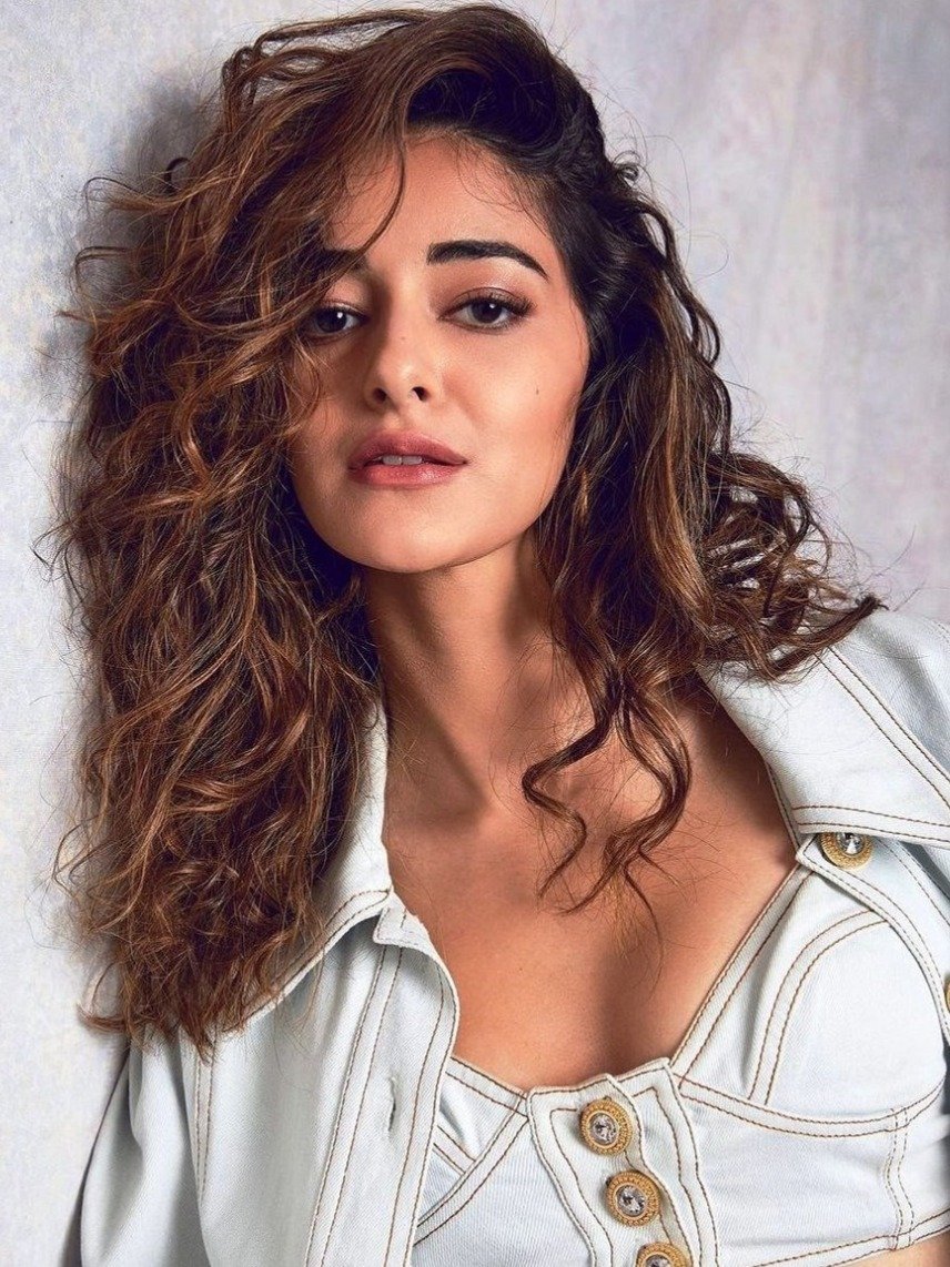 अनन्या पांडे का सिजलिंग फोटोशूट, खोले शर्ट के बटन