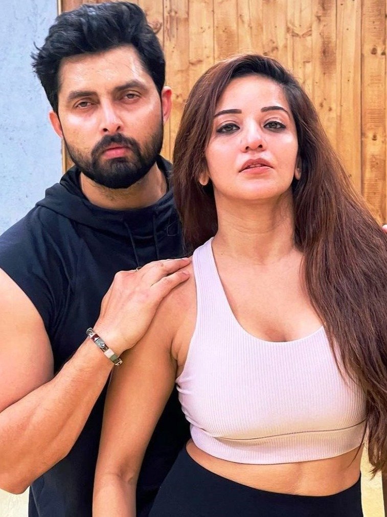 पति संग मोनालिसा का बोल्ड अंदाज, दिया खास मैसेज