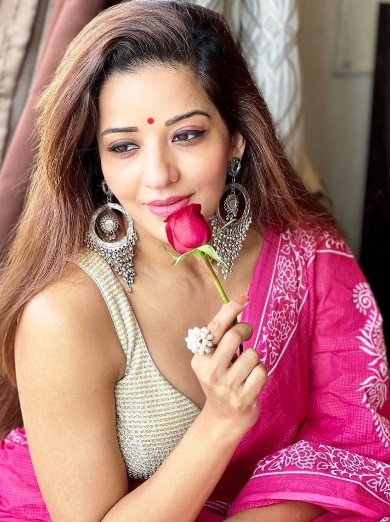 पुष्पा बने पति विक्रांत, मोनालिसा को यूं दिया गुलाब